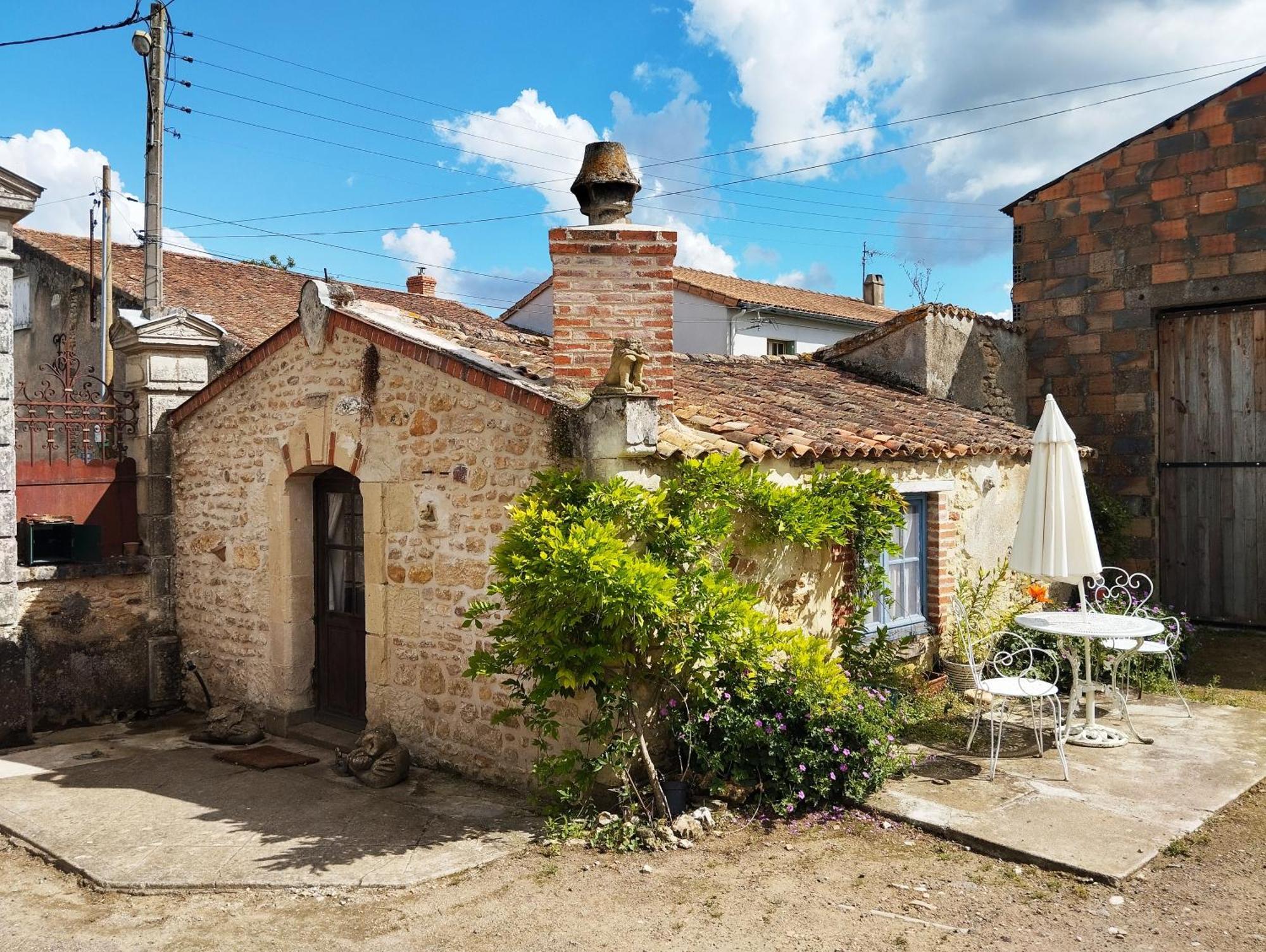 Gatekeepers Cottage Tiny House, Taize, Deux-Sevres, Velo Francette Exterior photo